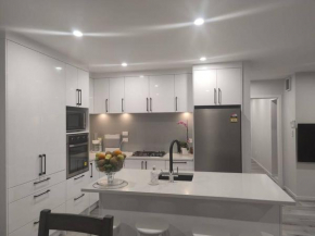Newly built cheerful 3D Bedhouse, Tawa, Wellington